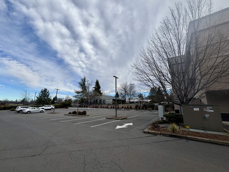 1575 E McAndrews Rd, Medford, OR for lease - Building Photo - Image 3 of 37