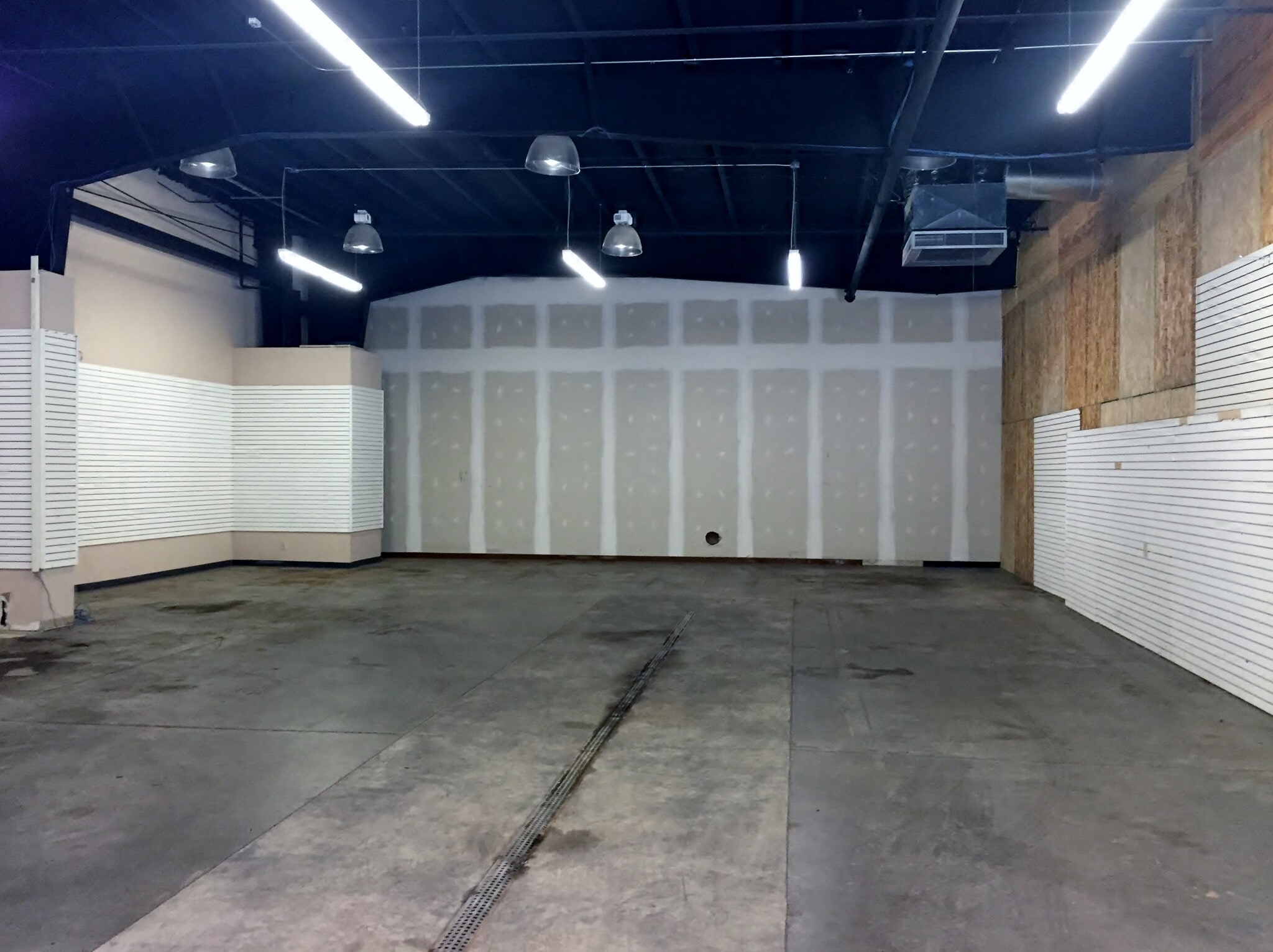 2010 SE Delaware Ave, Ankeny, IA for lease Building Photo- Image 1 of 2