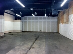 2010 SE Delaware Ave, Ankeny, IA for lease Building Photo- Image 1 of 2