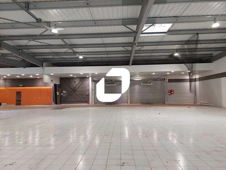 Retail in Maurepas for lease - Interior Photo - Image 3 of 6