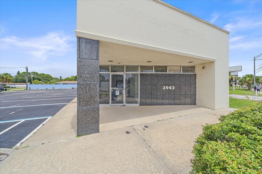 3942 N Tamiami Trl, Sarasota, FL for lease - Building Photo - Image 3 of 4