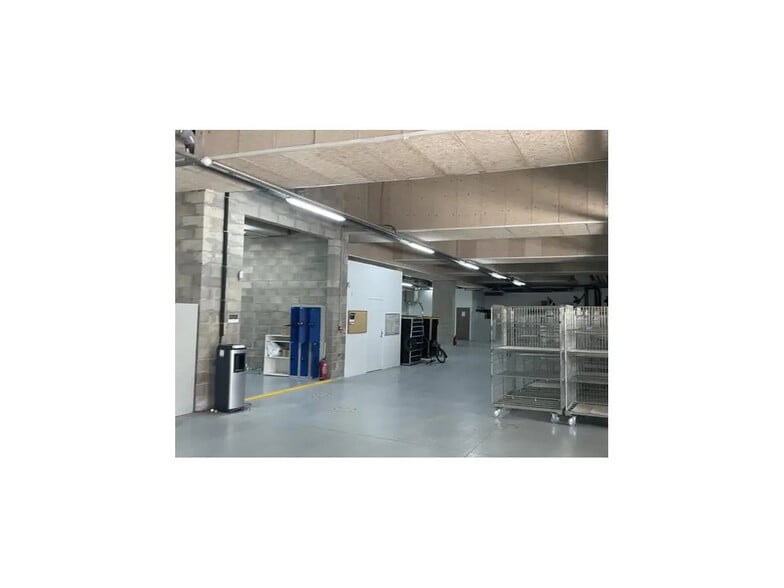 Flex in Paris for lease - Interior Photo - Image 2 of 40