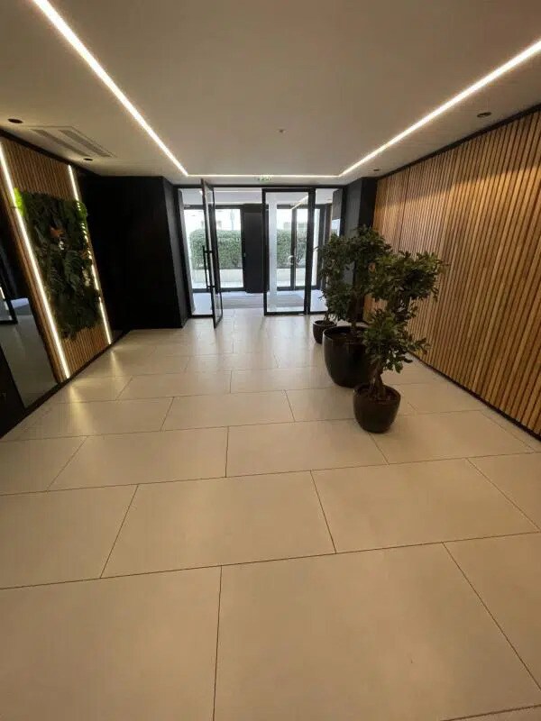 Office in Courbevoie for sale Lobby- Image 1 of 27