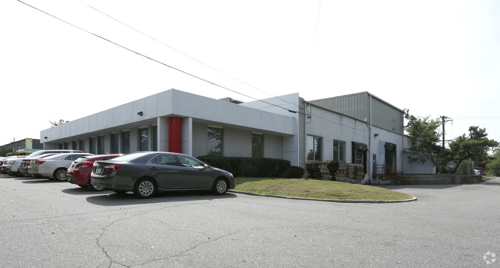 330 Talmadge Rd, Edison, NJ for lease - Building Photo - Image 3 of 8