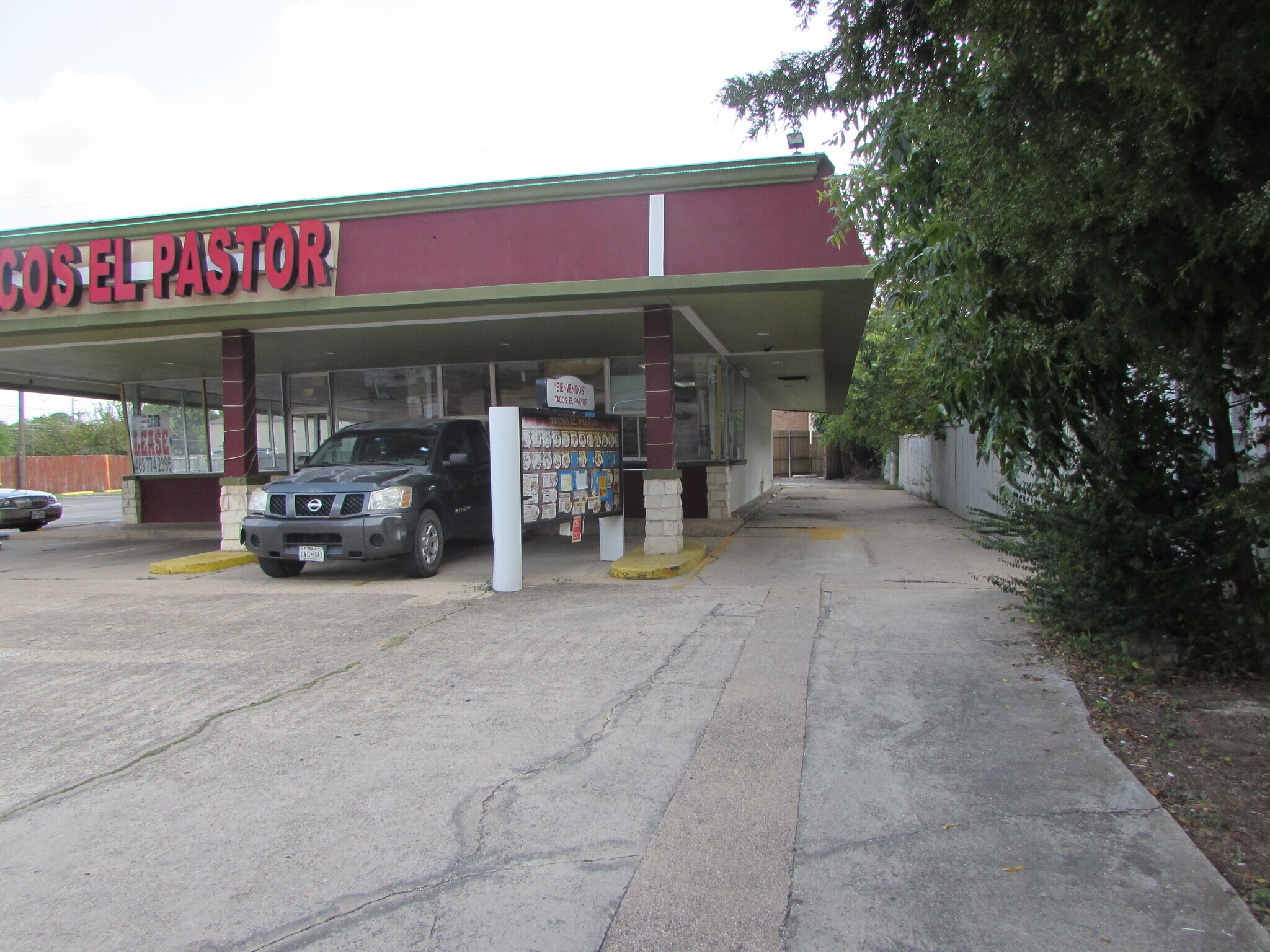 422 W Pioneer Dr, Irving, TX for sale Building Photo- Image 1 of 1