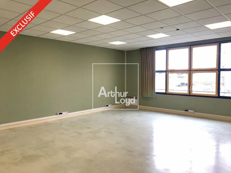 Office in Vaux-le-Pénil for sale - Interior Photo - Image 2 of 3