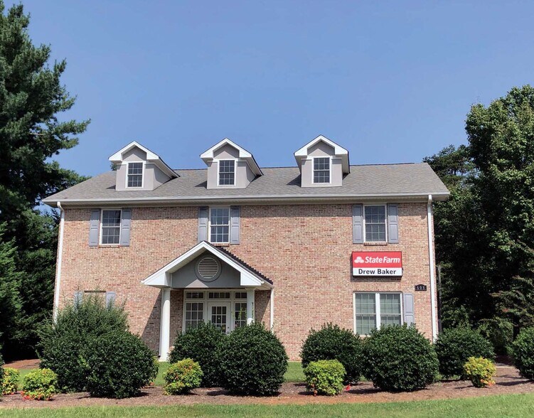 608 Pisgah Church Rd, Greensboro, NC 27455