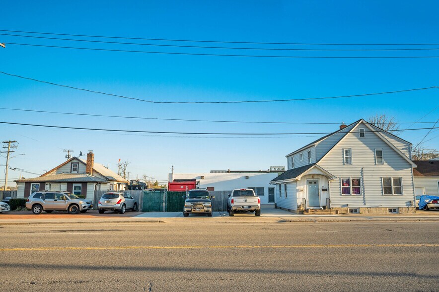 329 W John St, Hicksville, NY 11801 FOUR PROPERTIES 331 W John st