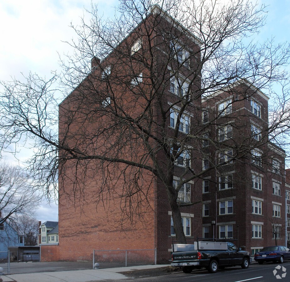 102106 Linden St, Holyoke, MA 01040