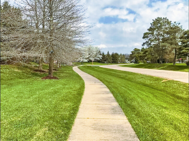 1140 Alissa Marie Ln, Highland, MI for sale - Building Photo - Image 3 of 14