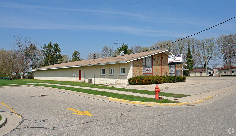 137 Sandy Beach Rd, Lake Mills, WI for sale - Primary Photo - Image 1 of 6