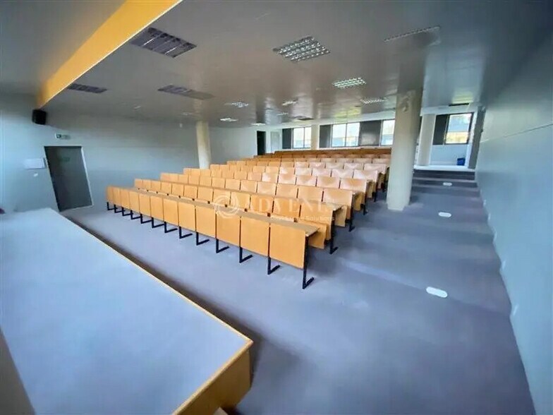 Office in Champs-sur-Marne for lease - Building Photo - Image 2 of 10