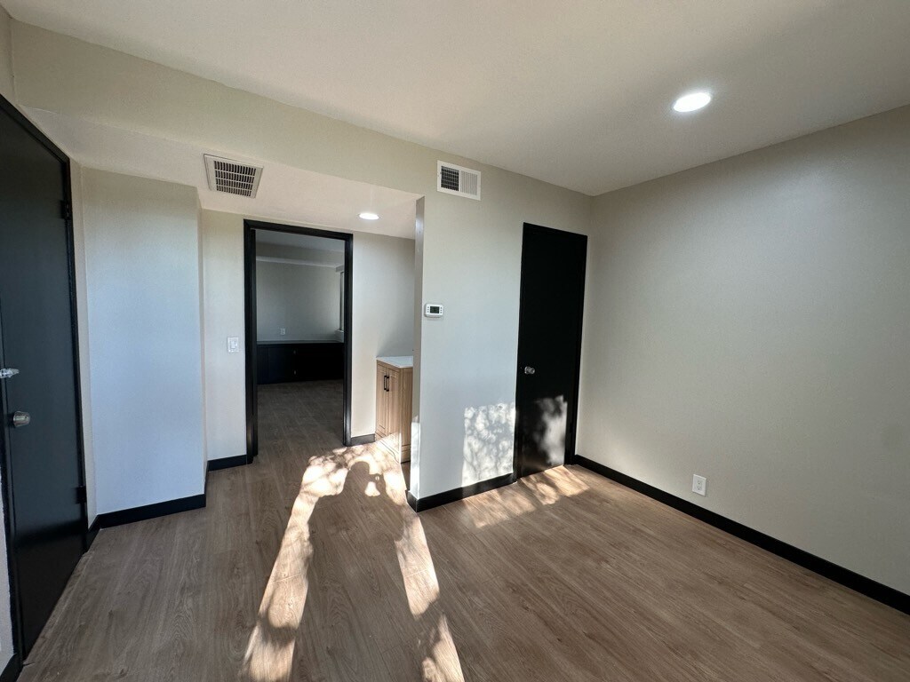 1825 N Oxnard Blvd, Oxnard, CA for lease Interior Photo- Image 1 of 2