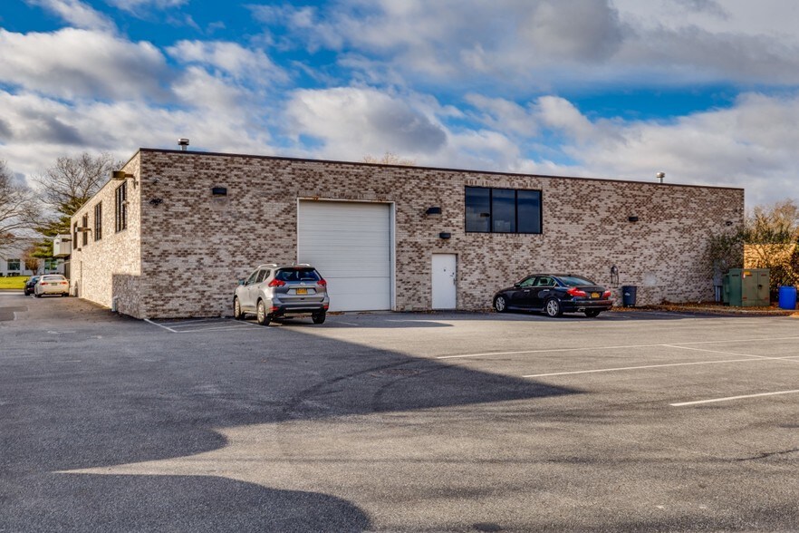 205 Marcus Blvd, Hauppauge, NY 11788