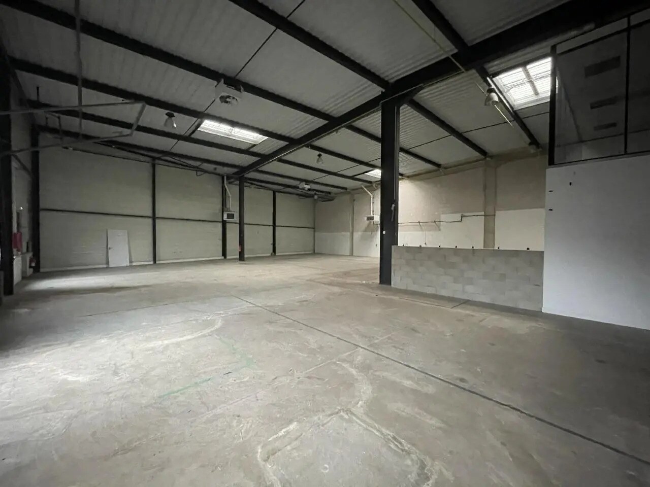 Flex in La Courneuve for lease Interior Photo- Image 1 of 12