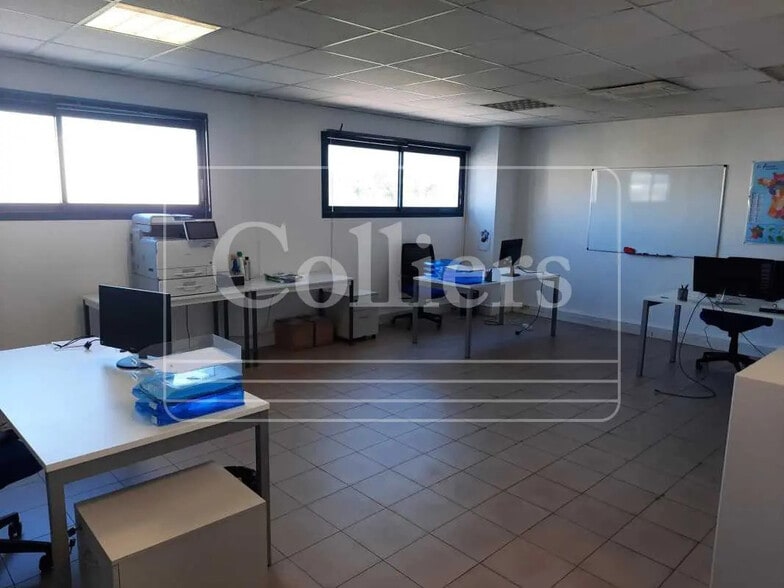 Office in Marseille for lease - Interior Photo - Image 2 of 7