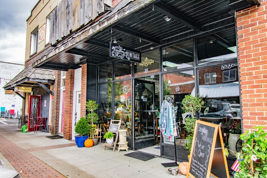 16 N Jefferson Ave, West Jefferson, NC for sale - Building Photo - Image 1 of 1