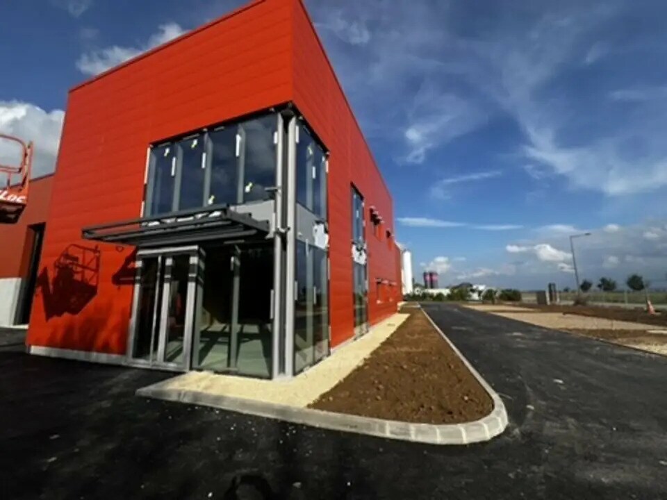 Flex in Beauvais for lease Building Photo- Image 1 of 11