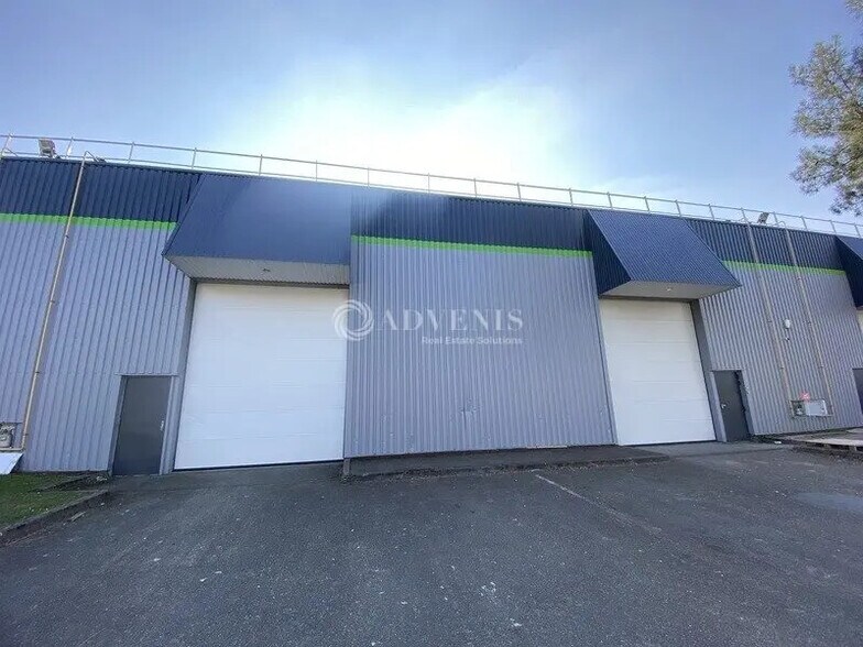 Industrial in Coignières for lease - Building Photo - Image 2 of 5