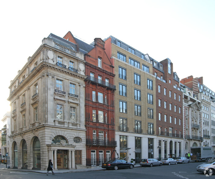 26 St. James's Sq, London for lease - Building Photo - Image 2 of 7