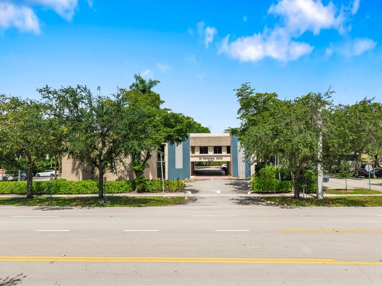 150 NW 70th Ave, Plantation, FL for lease - Building Photo - Image 1 of 12