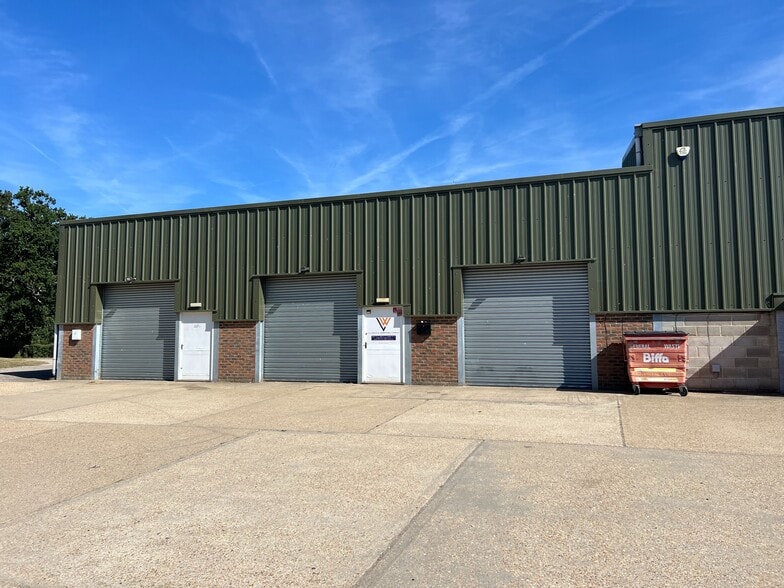 Units 2 & 3 Eastlands Park Farm, Warninglid Ln, Horsham for lease - Building Photo - Image 2 of 3