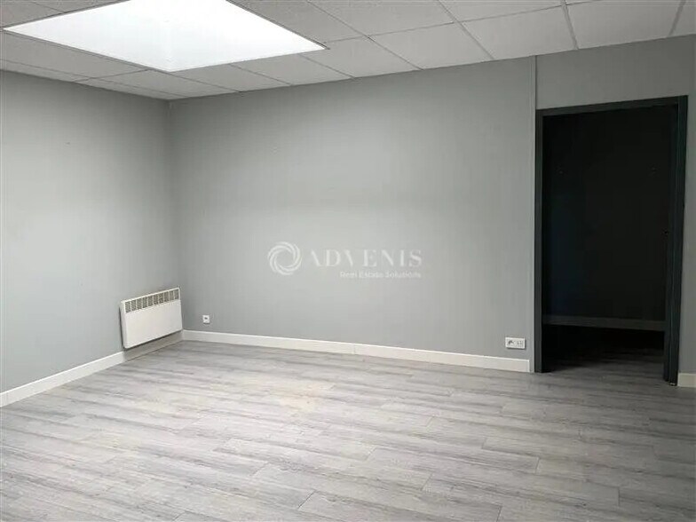 Office in Le Mans for lease - Building Photo - Image 2 of 9