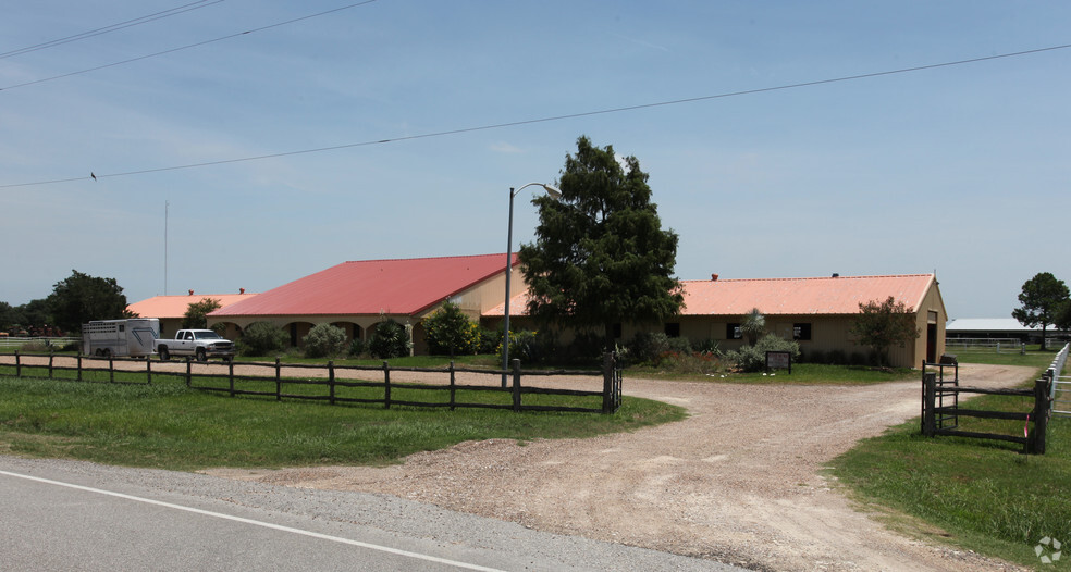 707 Woods Rd, Brookshire, TX for sale - Primary Photo - Image 1 of 13