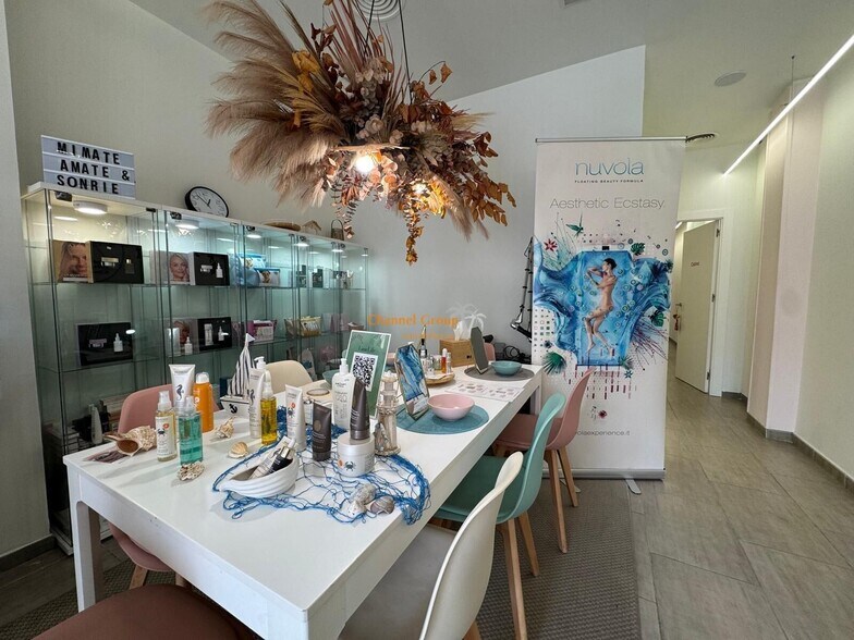 Retail in Quinto for lease - Building Photo - Image 1 of 12