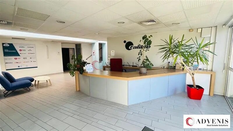 Office in Lormont for lease - Lobby - Image 2 of 12