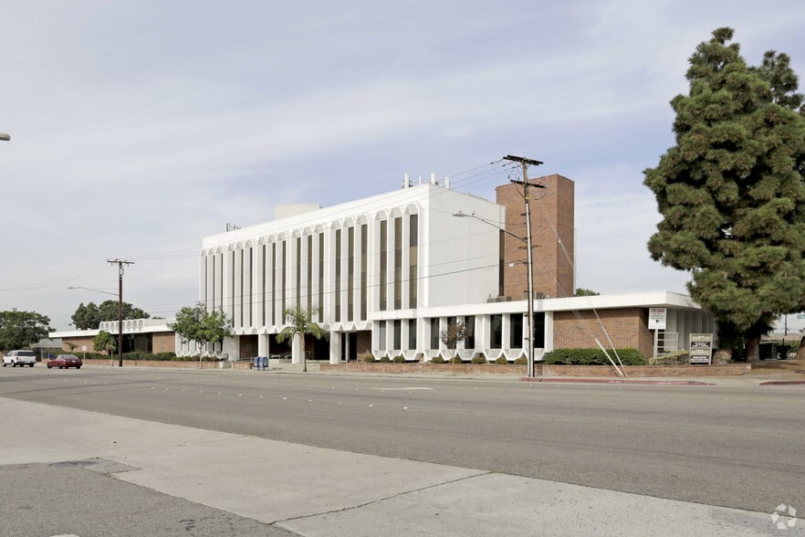 1875 W Redondo Beach Blvd, Gardena, CA for lease - Primary Photo - Image 1 of 16