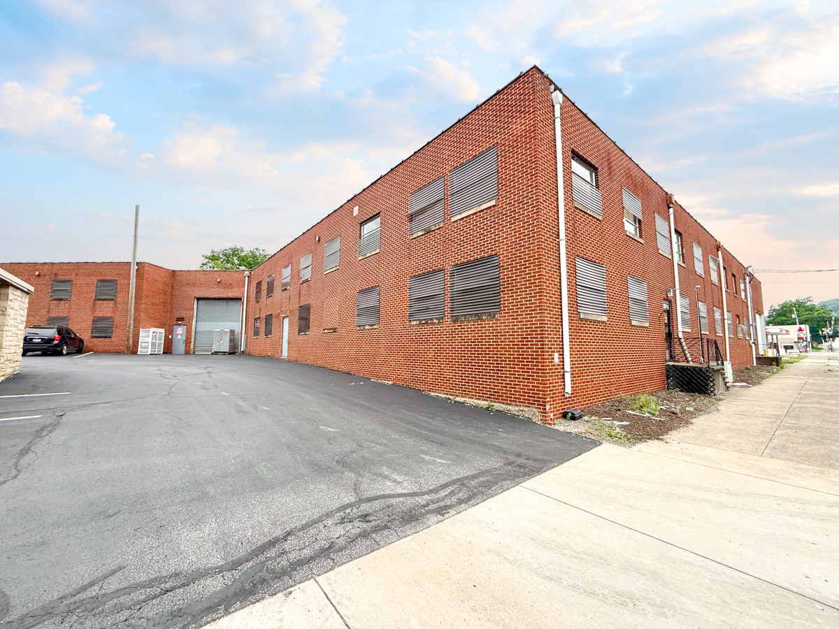 416 Pittsburgh Cir, Ellwood City, PA for lease Building Photo- Image 1 of 17