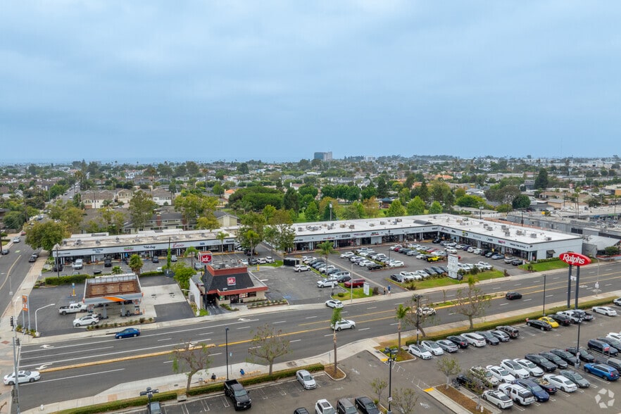 333 E 17th St, Costa Mesa, CA for lease - Primary Photo - Image 2 of 2