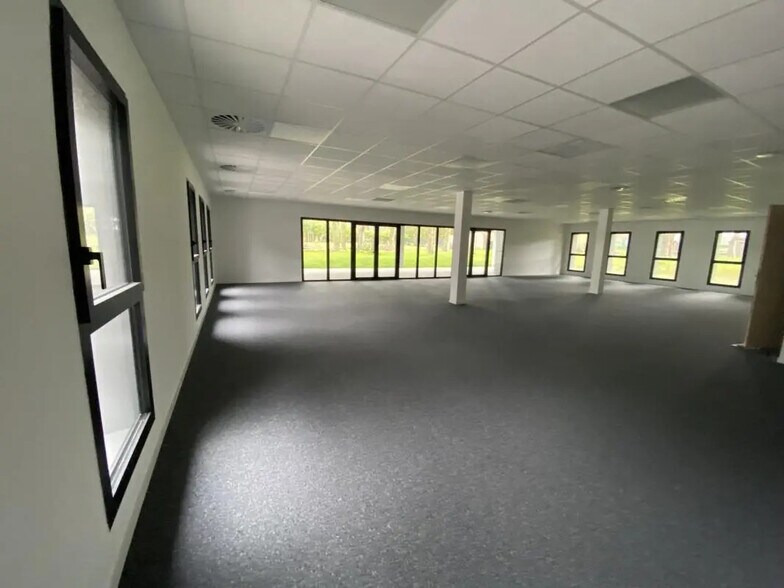 Office in Saint-Grégoire for lease - Interior Photo - Image 3 of 7