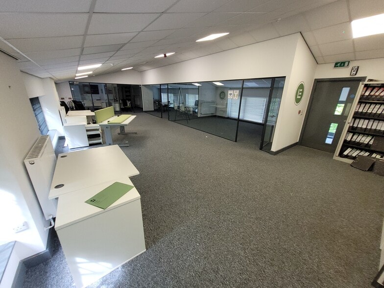 442 Stockport Rd, Warrington for lease - Interior Photo - Image 2 of 17