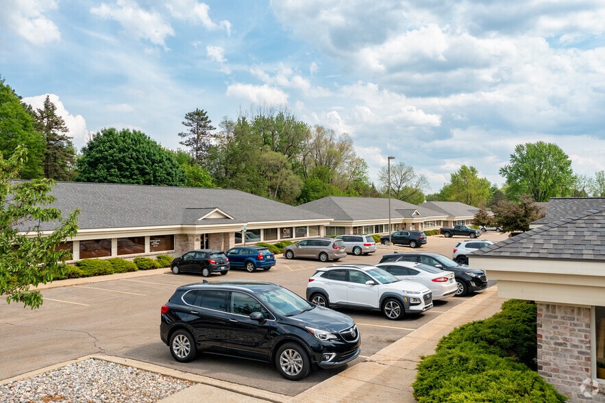 Crown Pointe Business Park portfolio of 5 properties for sale on LoopNet.com - Building Photo - Image 2 of 14