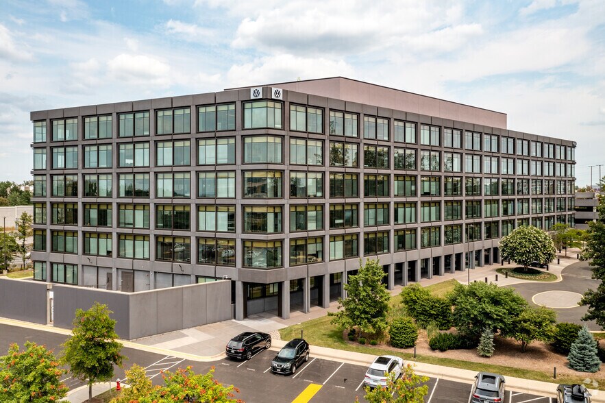 2200 Woodland Pointe Ave, Herndon, VA for lease - Building Photo - Image 1 of 5