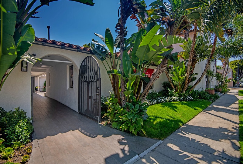 1062 S Robertson Blvd, Los Angeles, CA for lease - Building Photo - Image 1 of 6