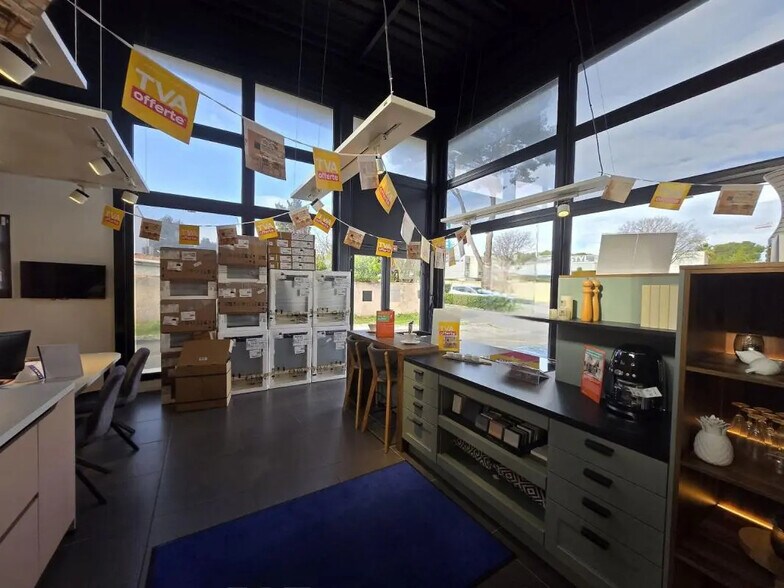 Retail in La Seyne-sur-Mer for lease - Building Photo - Image 2 of 5