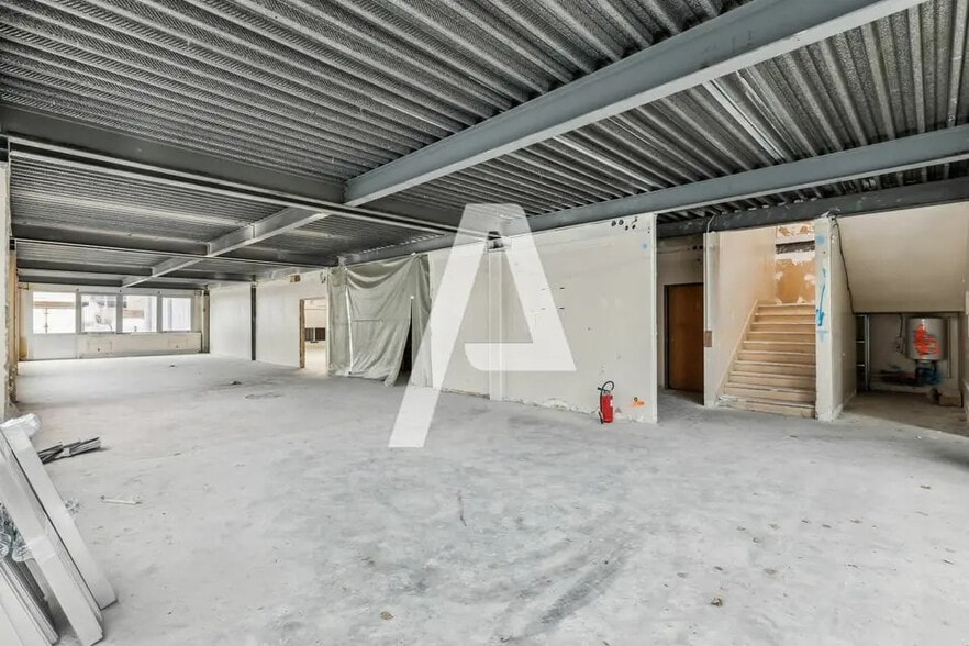 Flex in Ivry-sur-Seine for lease - Interior Photo - Image 1 of 5