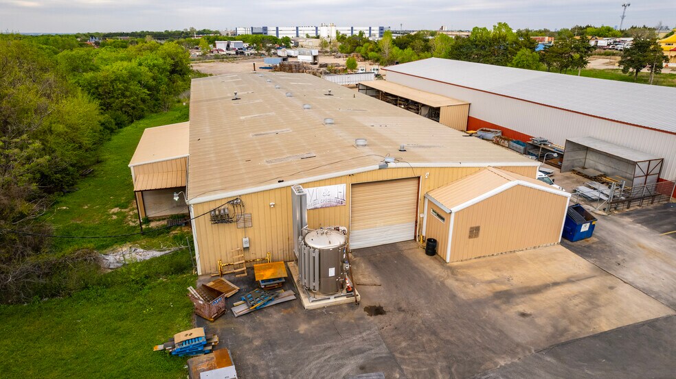 5711 W Ledbetter Dr, Dallas, TX 75236