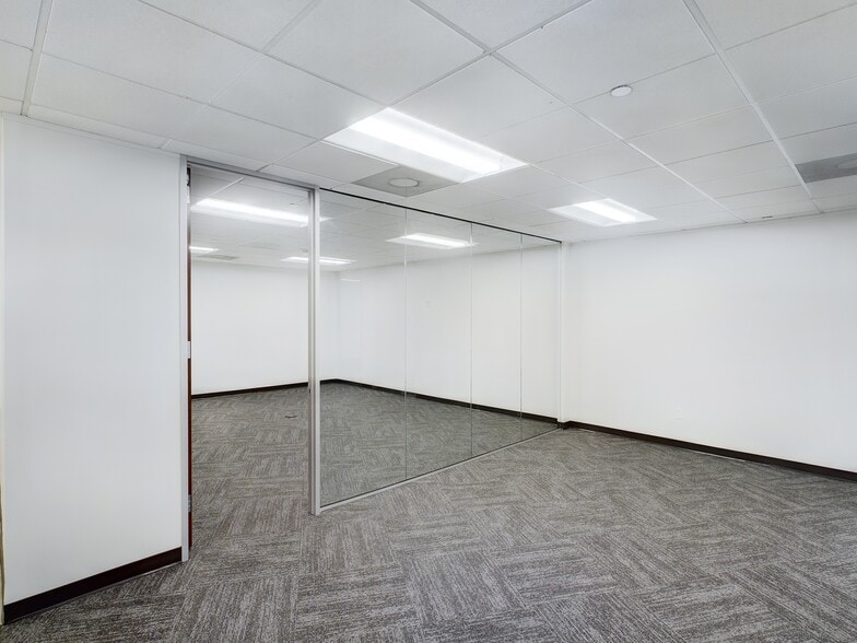 1420 W Mockingbird Ln, Dallas, TX for lease - Interior Photo - Image 2 of 16