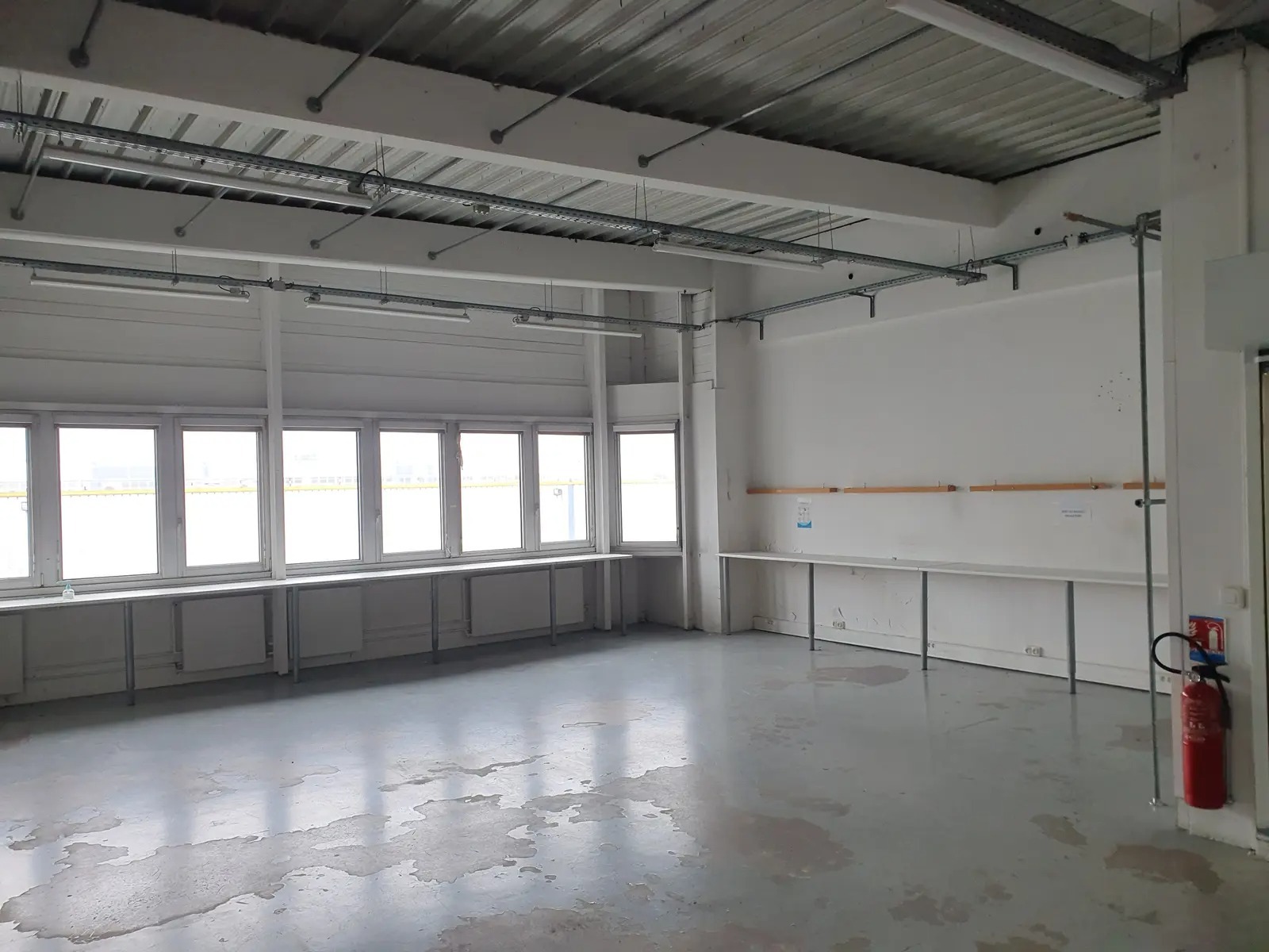 Flex in Paris for lease Interior Photo- Image 1 of 1