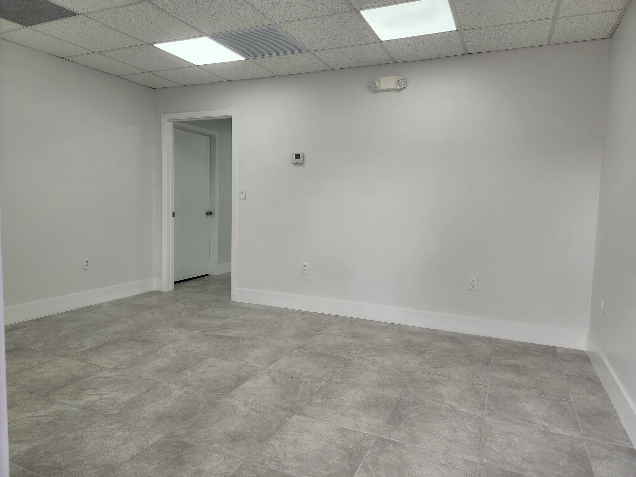 460 W 84th St, Hialeah, FL for lease Interior Photo- Image 1 of 6