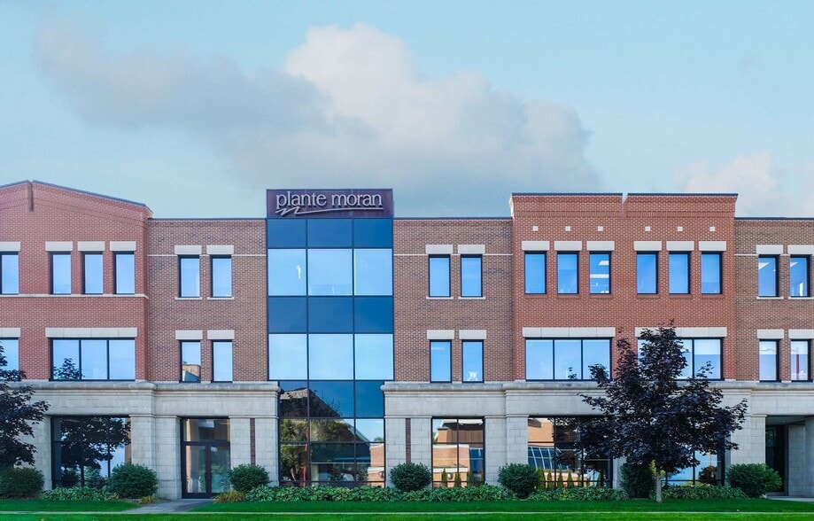 600 E Front St, Traverse City, MI for lease - Building Photo - Image 1 of 3