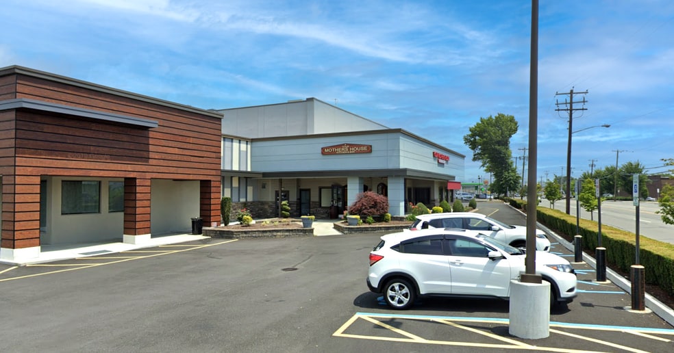 2305-2349 Jericho Tpke, Garden City Park, NY for lease - Building Photo - Image 2 of 6