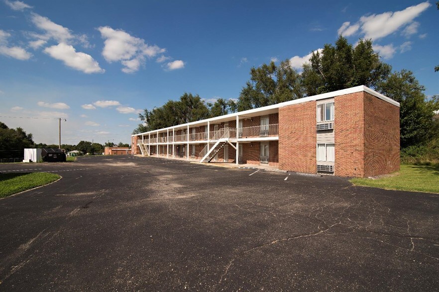 110 E Flint Hills Blvd, Junction City, KS for sale - Building Photo - Image 1 of 1