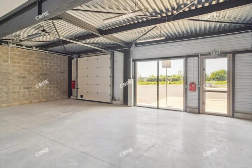 Flex in Marolles-en-Hurepoix for lease - Interior Photo - Image 3 of 10