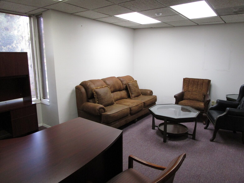 5053 La Mart Dr, Riverside, CA for lease - Interior Photo - Image 3 of 8