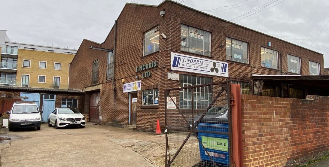 6 Wood Ln, Isleworth for sale Primary Photo- Image 1 of 1